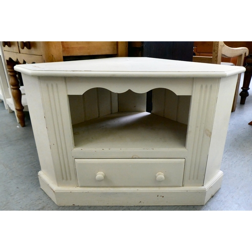 174 - A modern white painted pine corner television stand, having an open shelf and one drawer, on a plint... 