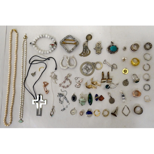 189 - Costume jewellery: to include rings; and pendants