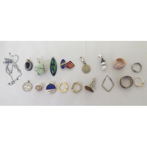 189 - Costume jewellery: to include rings; and pendants