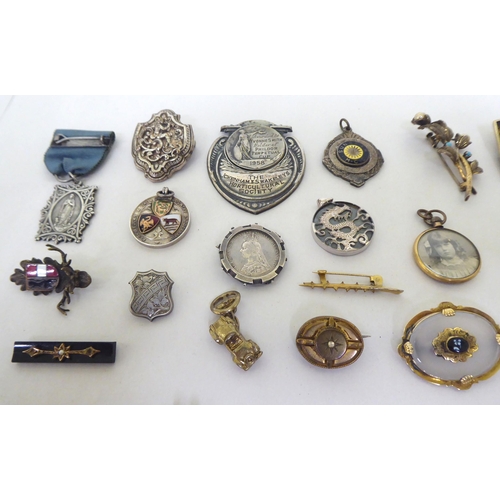 201 - Victorian and later jewellery and collectables: to include a yellow metal brooch, set with an opaque... 