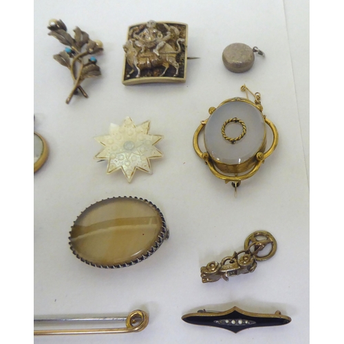 201 - Victorian and later jewellery and collectables: to include a yellow metal brooch, set with an opaque... 