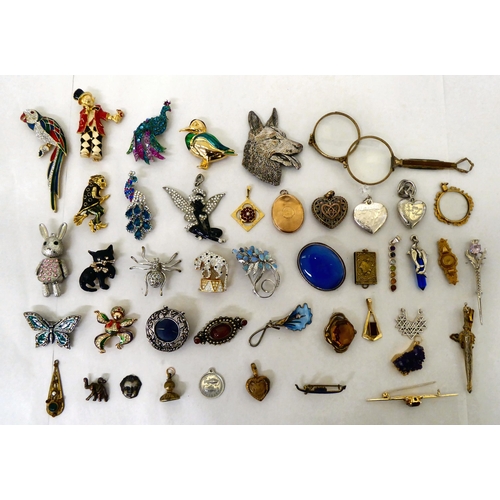 217 - Jewellery: to include a yellow metal and enamelled brooch, fashioned as a parrot 