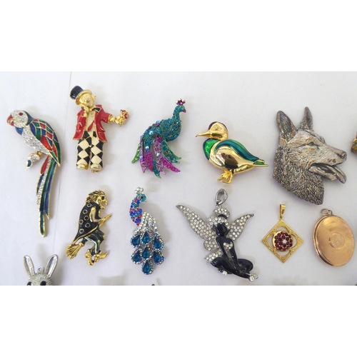 217 - Jewellery: to include a yellow metal and enamelled brooch, fashioned as a parrot 