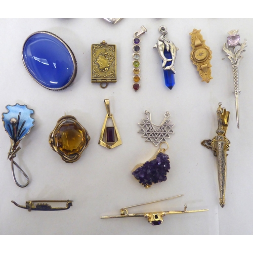 217 - Jewellery: to include a yellow metal and enamelled brooch, fashioned as a parrot 