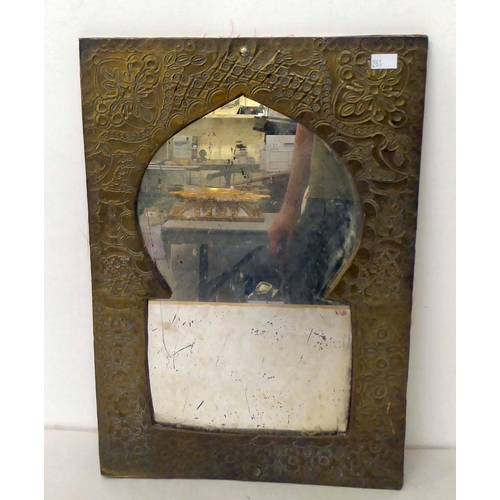 261 - A mixed lot: to include a modern mirror with multiple panels, in a gilt gesso frame  19