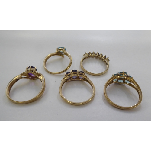 304 - Five 9ct gold dress rings: to include a crossover ring with a blue stone