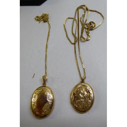 34 - White and yellow metal items of personal ornament: to include cufflinks; and an oval locket, on a fi... 