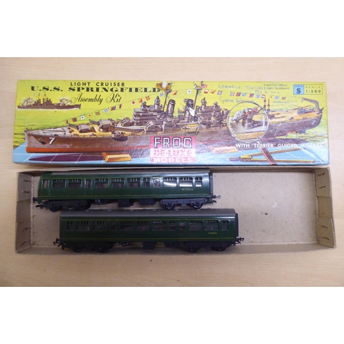 35 - 00 gauge model railway accessories, comprising eight locomotives and various wagons: to include a 4-... 