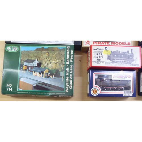 66 - 00 and H0 gauge model railway accessories: to include a Wells 'Finecast LNER (Ex GE) J69 Locomotive'... 