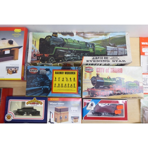 66 - 00 and H0 gauge model railway accessories: to include a Wells 'Finecast LNER (Ex GE) J69 Locomotive'... 