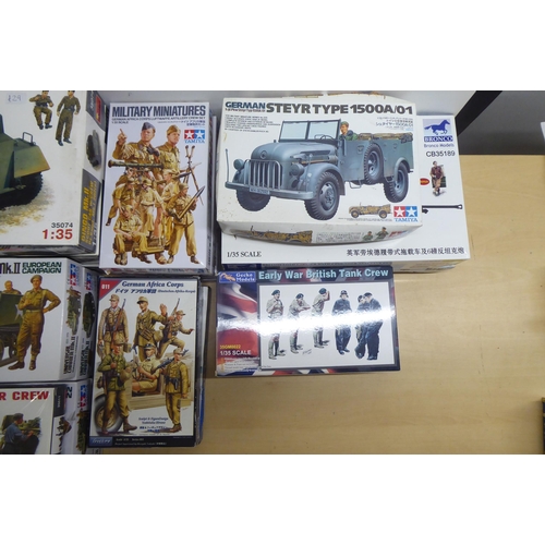 81 - 1/35 scale model kits: to include by AFV Club, a 'Long Tom M59 155mm Cannon'; and miscellaneous figu... 