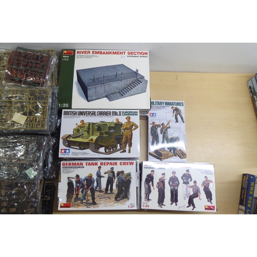 81 - 1/35 scale model kits: to include by AFV Club, a 'Long Tom M59 155mm Cannon'; and miscellaneous figu... 