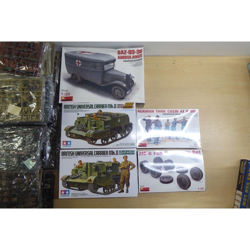 81 - 1/35 scale model kits: to include by AFV Club, a 'Long Tom M59 155mm Cannon'; and miscellaneous figu... 