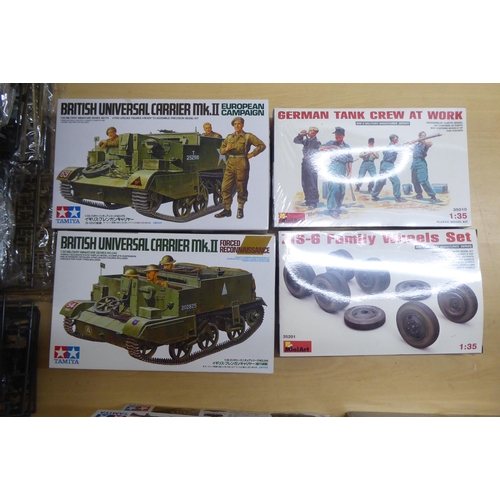 81 - 1/35 scale model kits: to include by AFV Club, a 'Long Tom M59 155mm Cannon'; and miscellaneous figu... 