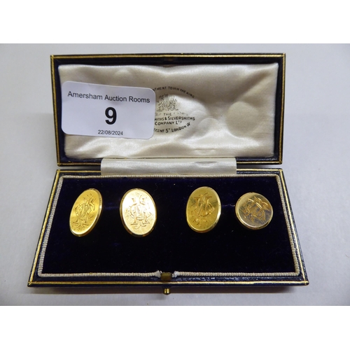 9 - A pair of 18ct gold tablet design cufflinks