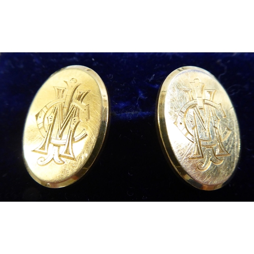 9 - A pair of 18ct gold tablet design cufflinks