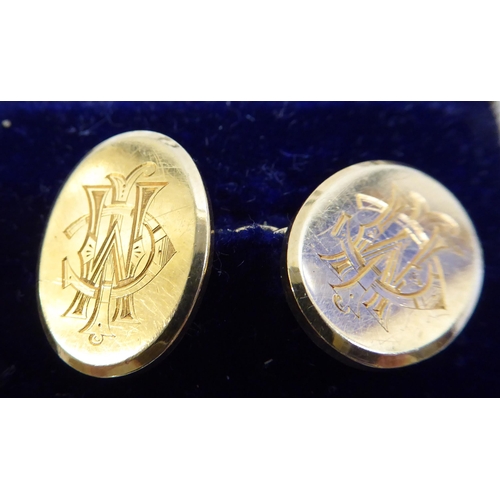 9 - A pair of 18ct gold tablet design cufflinks