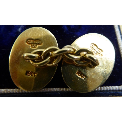 9 - A pair of 18ct gold tablet design cufflinks