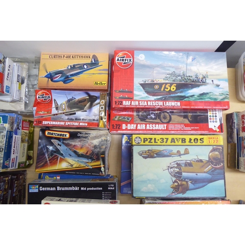 91 - 1/72 scale model kits: to include by Airfix, 'D-Day Air Assault'; and 'P-47D Thunderbolt' by Revell ... 