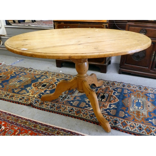 67 - A 20thC rustic pine pedestal breakfast table  29