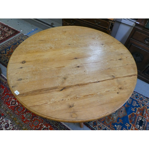 67 - A 20thC rustic pine pedestal breakfast table  29