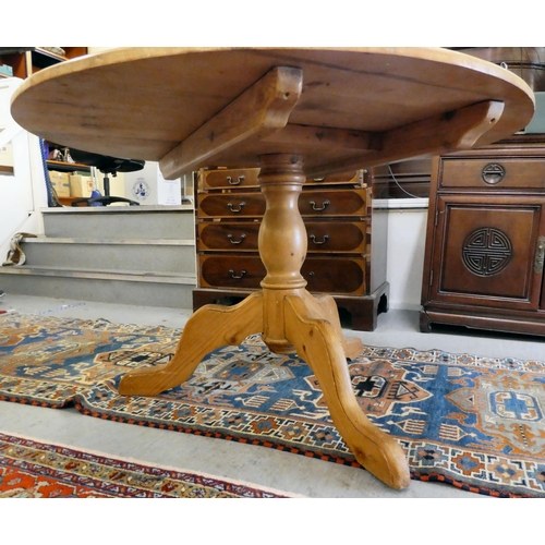 67 - A 20thC rustic pine pedestal breakfast table  29