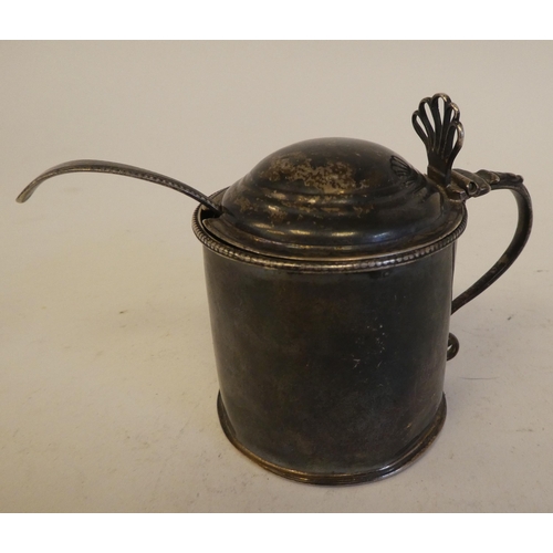 319 - A George III silver mustard pot of cylindrical form with a hinged lid and a blue glass liner  L... 