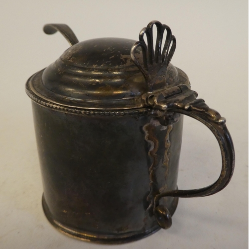 319 - A George III silver mustard pot of cylindrical form with a hinged lid and a blue glass liner  L... 