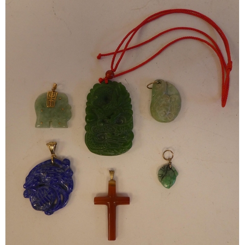 321 - Chinese jade and hardstone collectables: to include an elephant pendant with yellow metal mounts&nbs... 