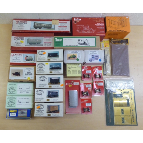 15 - 0 gauge model railway accessories: to include a 'Fowler 0-4-0 Diesel Mechanical Loco' by Ixion