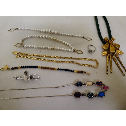 208 - Costume jewellery and items of personal ornament: to include simulated pearls