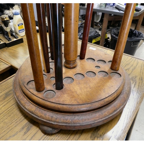 224 - A 1920/30s oak snooker cue stand  46