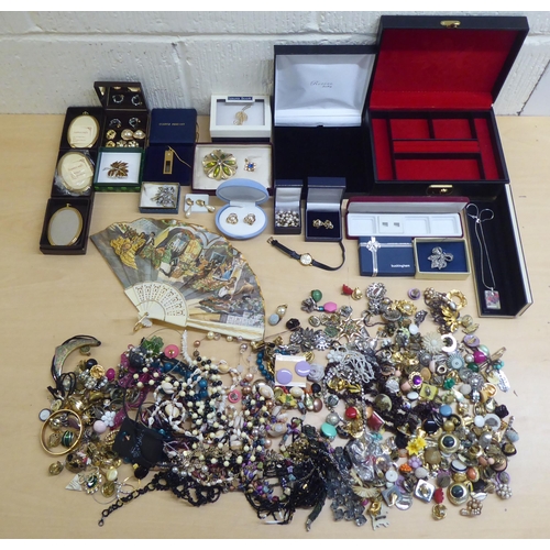 30 - Costume jewellery and items of personal ornament: to include bracelets; and brooches