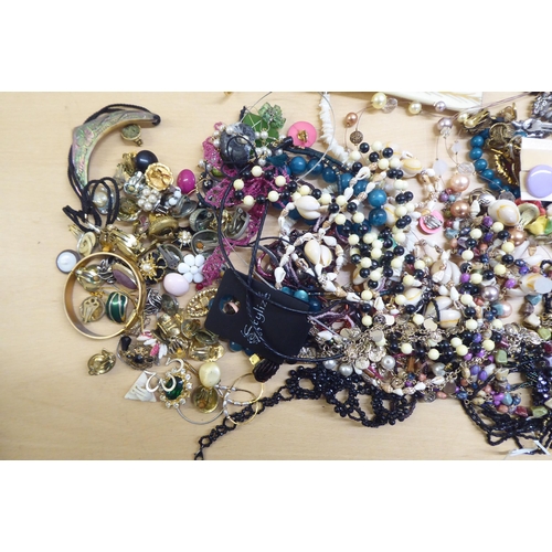 30 - Costume jewellery and items of personal ornament: to include bracelets; and brooches