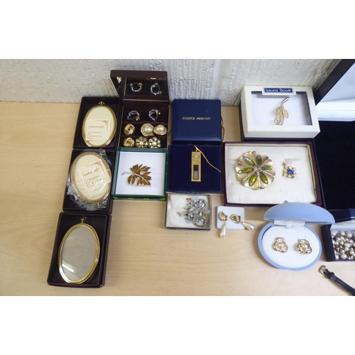 30 - Costume jewellery and items of personal ornament: to include bracelets; and brooches