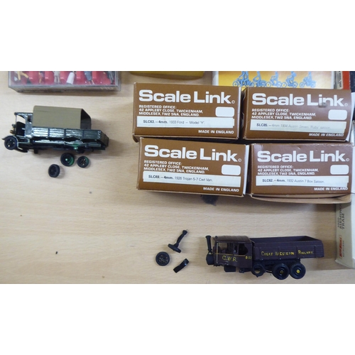 44 - H0 and 00 gauge model railway accessories: to include a Fleischmann 4000 'Anna' Locomotive