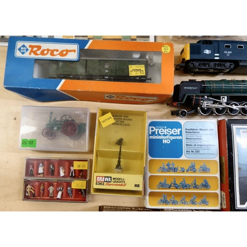 44 - H0 and 00 gauge model railway accessories: to include a Fleischmann 4000 'Anna' Locomotive