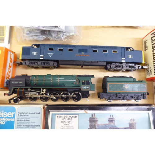 44 - H0 and 00 gauge model railway accessories: to include a Fleischmann 4000 'Anna' Locomotive