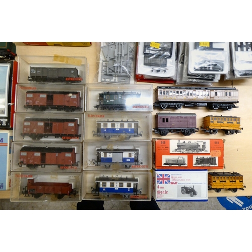 44 - H0 and 00 gauge model railway accessories: to include a Fleischmann 4000 'Anna' Locomotive