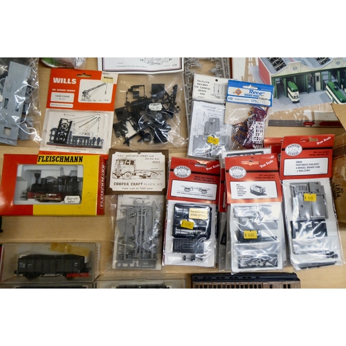 44 - H0 and 00 gauge model railway accessories: to include a Fleischmann 4000 'Anna' Locomotive