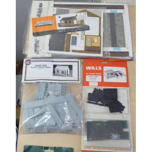 55 - H0 and 00 gauge model railway accessories: to include a LNER 4-6-2 Class A4 'Mallard' Loco by Hornby