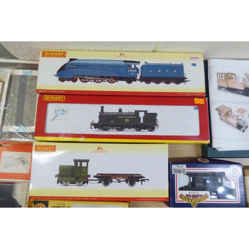 55 - H0 and 00 gauge model railway accessories: to include a LNER 4-6-2 Class A4 'Mallard' Loco by Hornby