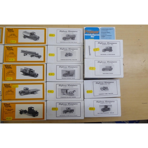 55 - H0 and 00 gauge model railway accessories: to include a LNER 4-6-2 Class A4 'Mallard' Loco by Hornby