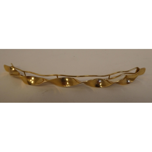 87 - A 14ct gold barrette of curved, spiraltwist design