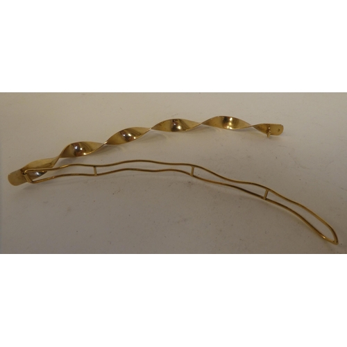 87 - A 14ct gold barrette of curved, spiraltwist design