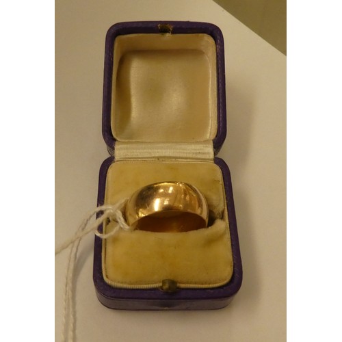 226 - A yellow metal wedding ring