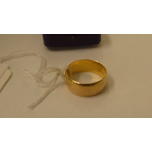 226 - A yellow metal wedding ring