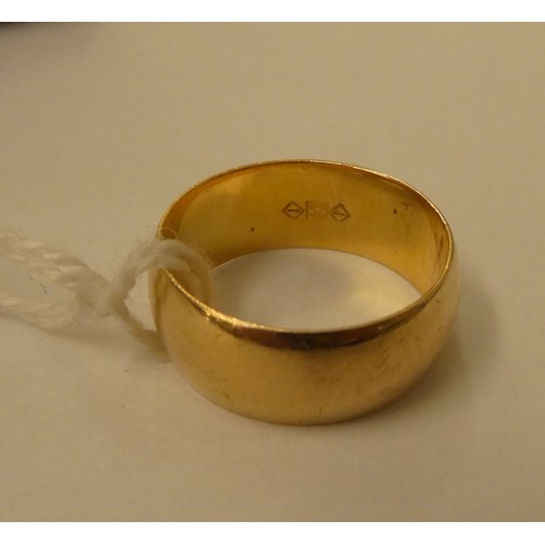 226 - A yellow metal wedding ring