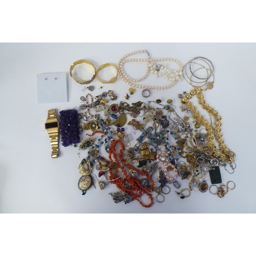 152 - Costume jewellery: to include simulated coral and simulated pearls 