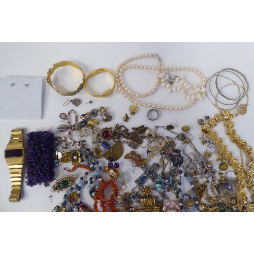 152 - Costume jewellery: to include simulated coral and simulated pearls 